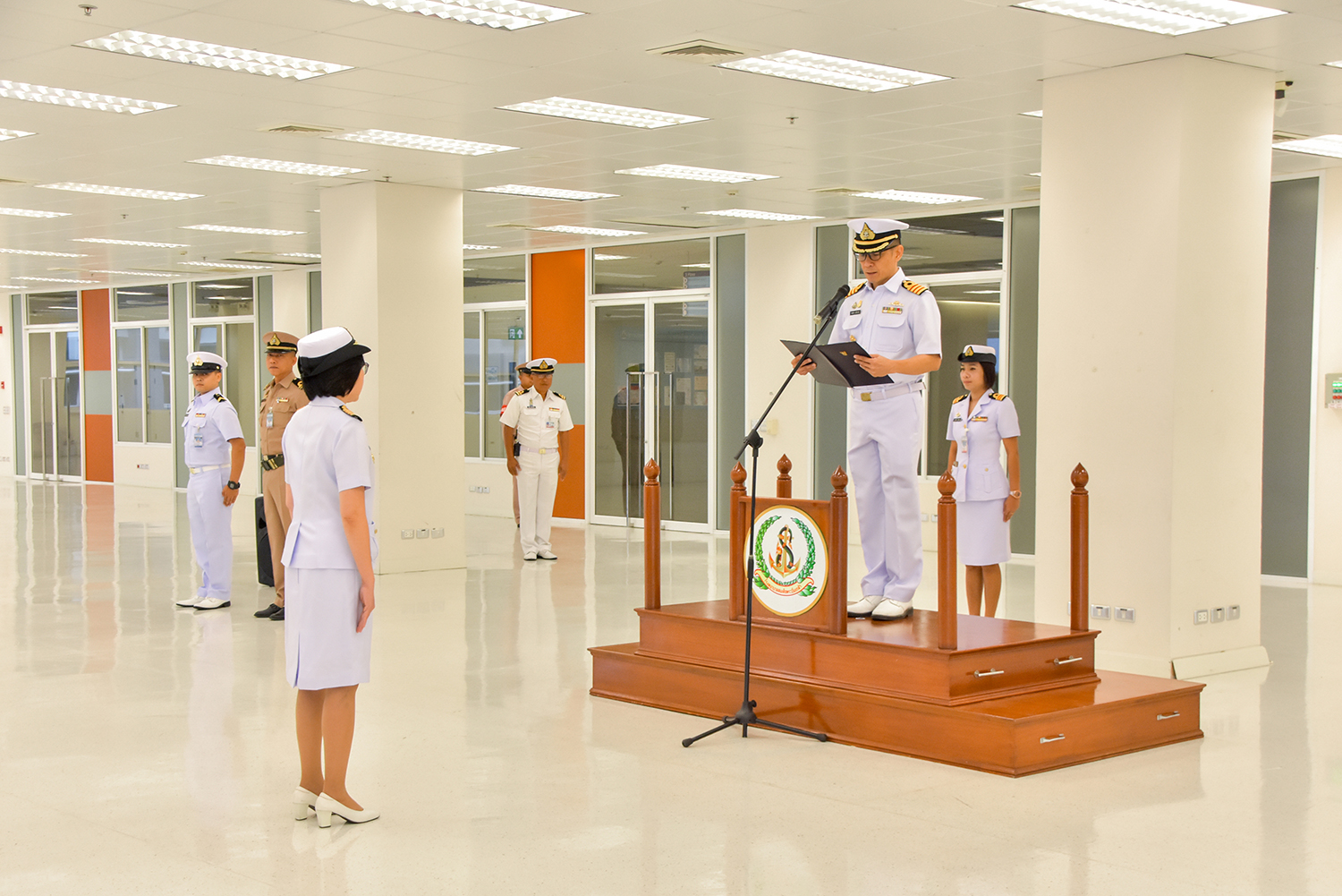 กำลังพล สังกัด รพ.ฯ แถวรับฟังคำกล่าวของ พลเรือเอก ลือชัย รุดดิษฐ์ ผู้บัญชาการทหารเรือ