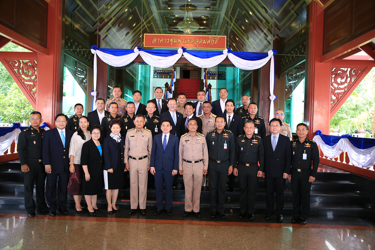 ผู้บัญชาการทหารสูงสุดและผู้บัญชาการทหารเรือเป็นประธานในพิธีรับมอบรถพยาบาลกู้ชีพฉุกเฉิน พร้อมเครื่องมือทางการแพทย์ผ่านเครือข่าย 4G Network