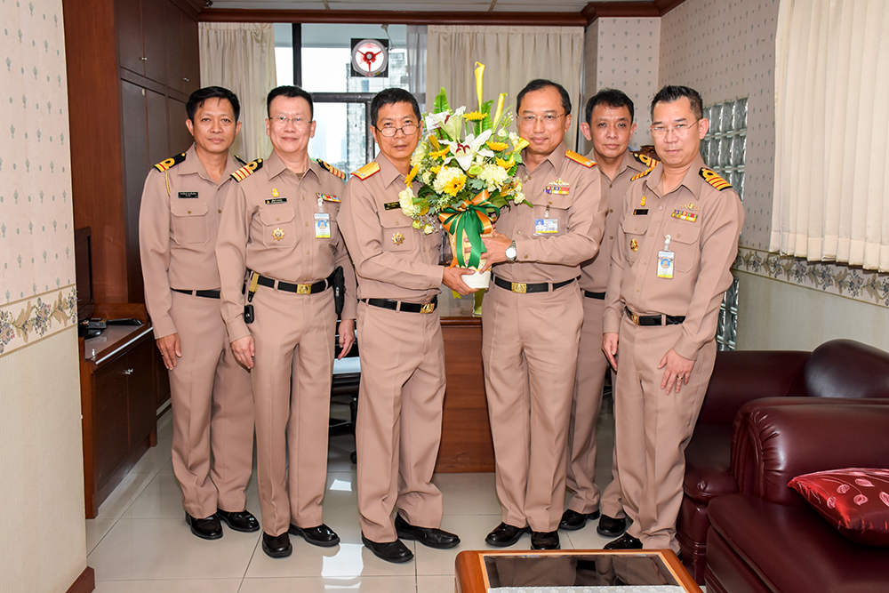 รอง จก.พร. มอบดอกไม้แสดงความยินดีต่อ ผอ.รพ.ฯ