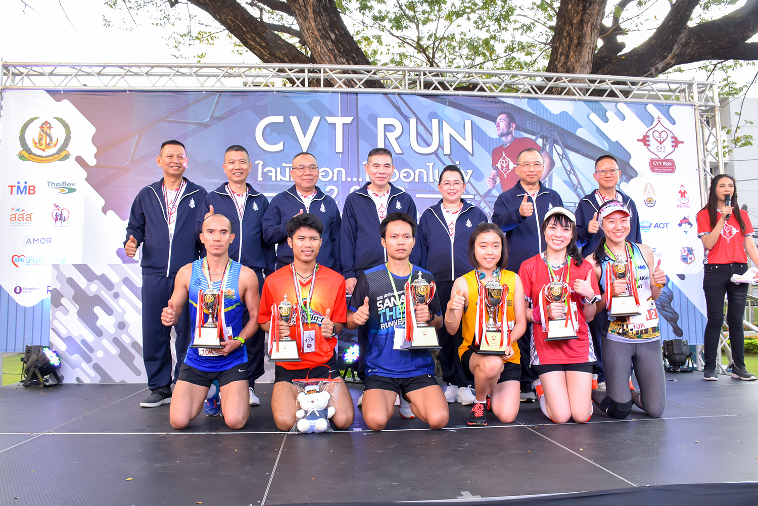 พิธีมอบถ้วยรางวัลเกียรติยศ แก่ผู้ชนะการแข่งขันในกิจกรรม " วิ่งการกุศล CVT Run 2018 ใจมันบอก...ให้ออกไปวิ่ง "