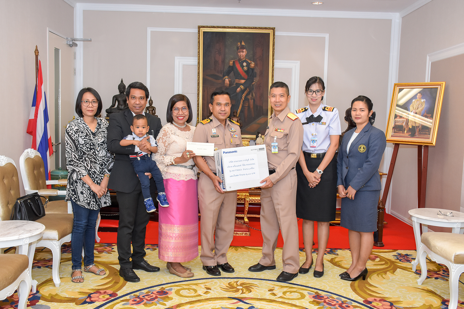 นาวาโท โสภณ , คุณรวยพร ม่วงพิกุลทอง และครอบครัว มอบเครื่องโทรสารกระดาษความร้อน PANASONIC รุ่น KX-FT983CX จำนวน 1 เครื่อง และเงินสด จำนวน 5,000 บาท เพื่อสมทบทุนมูลนิธิสมเด็จพระปิ่นเกล้า