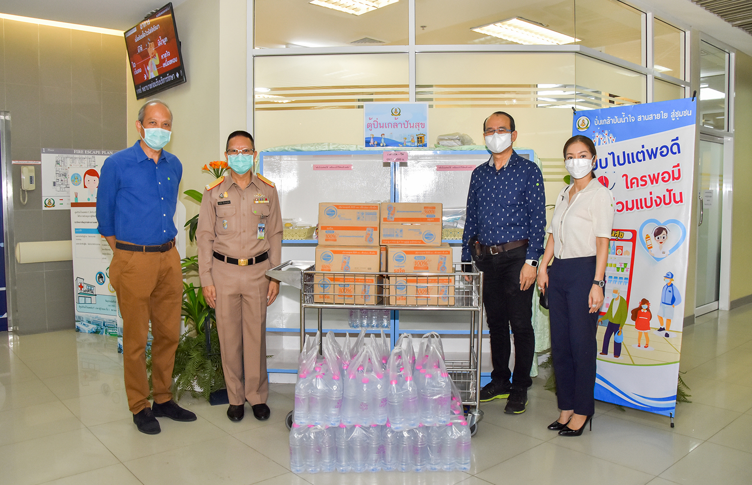 พล.ร.ต.ธีรัช หทยีช มอบน้ำดื่มและนมกล่อง