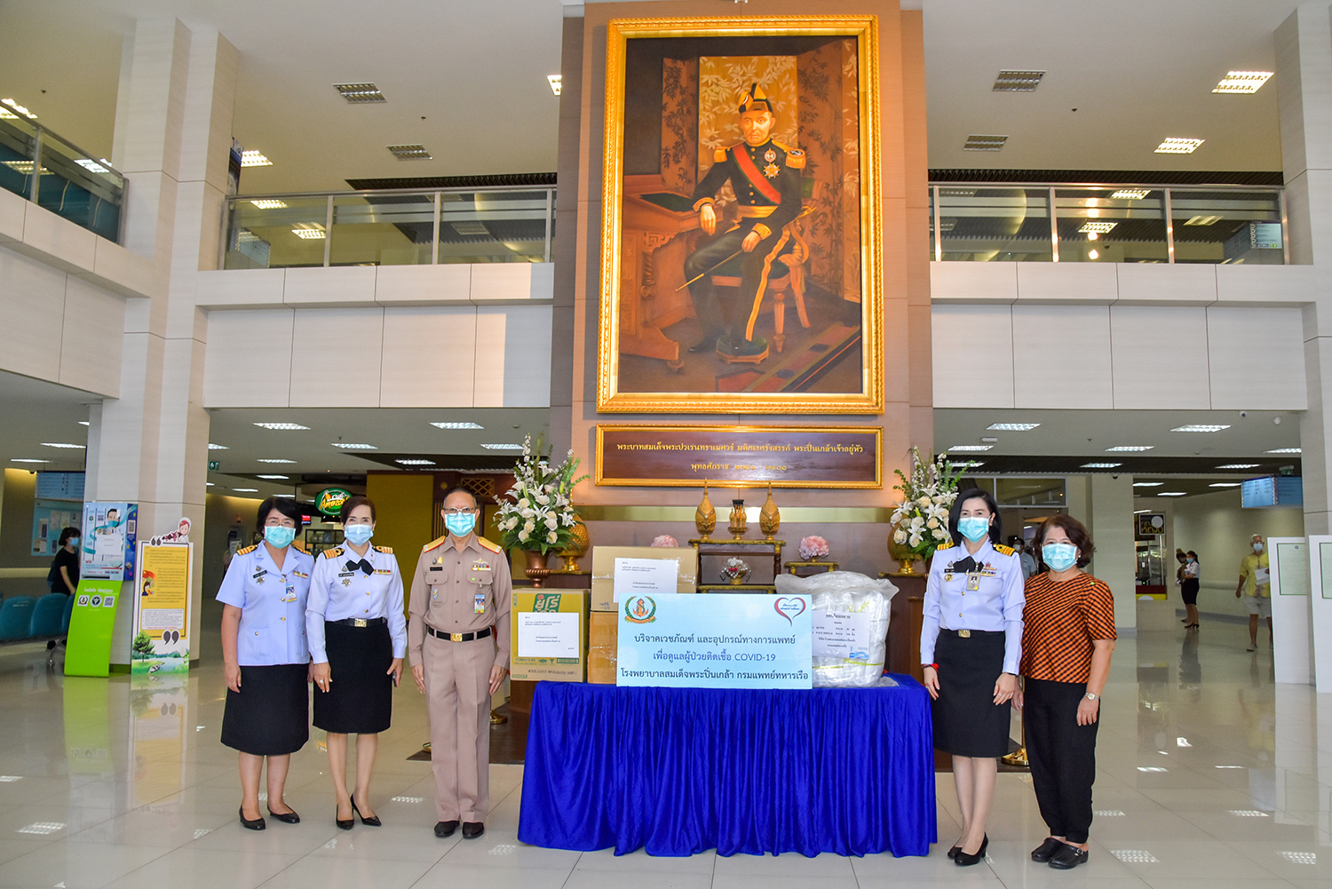 น.อ.หญิง วิชุตา วารุณประภาและครอบครัว มอบชุด PPE