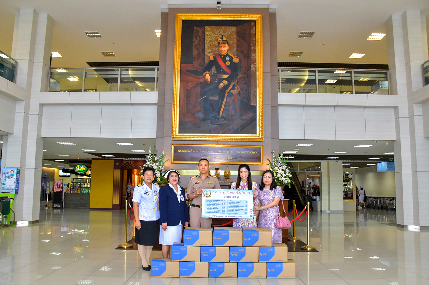 คุณยศรัญ - คุณกนกเนตร แสนสุข และคณะ บริจาคชุดป้องกัน PPE