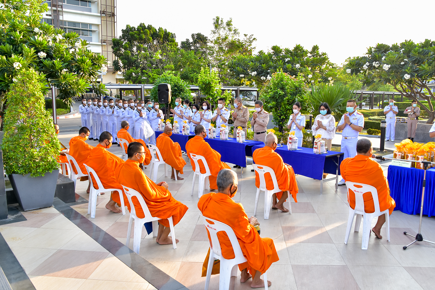 พิธีทำบุญตักบาตรข้าวสาร อาหารแห้ง