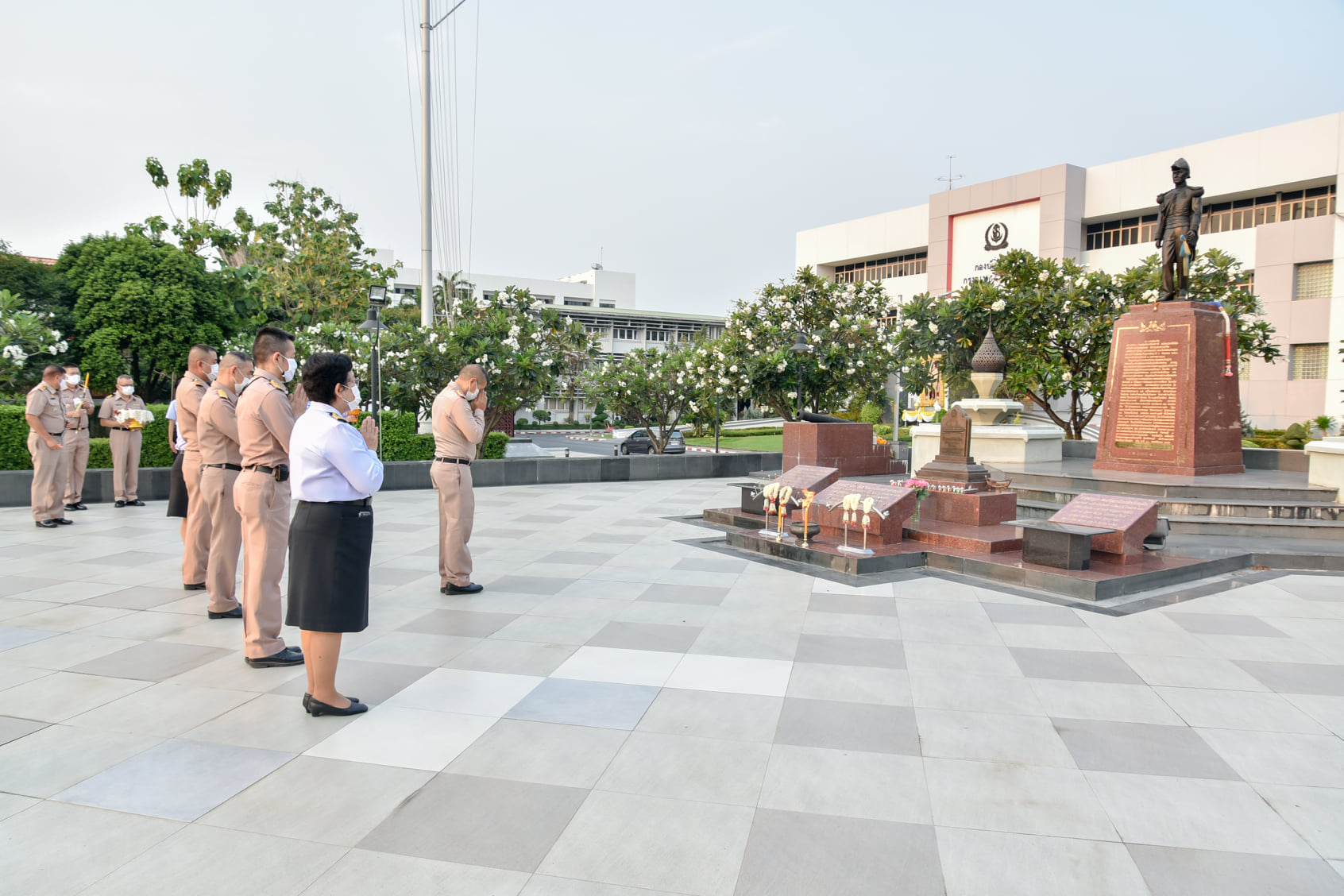 คณะผู้บริหาร ร่วมพิธีวางพวงมาลัยสักการะถวายพระบวรราชานุสาวรีย์พระบาทสมเด็จพระปิ่นเกล้าเจ้าอยู่หัว