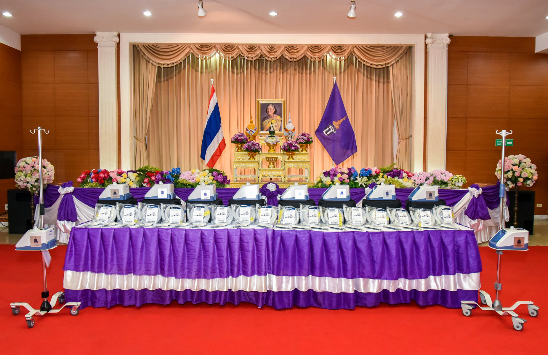 สมเด็จพระกนิษฐาธิราชเจ้า กรมสมเด็จพระเทพรัตนราชสุดาฯ สยามบรมราชกุมารี องค์นายกกิตติมศักดิ์และองค์ประธานกรรมการมูลนิธิชัยพัฒนา พระราชทานเครื่อง Oxygen High Flow แก่โรงพยาบาลสมเด็จพระปิ่นเกล้า กรมแพทย์ทหารเรือ จำนวน 10 เครื่อง