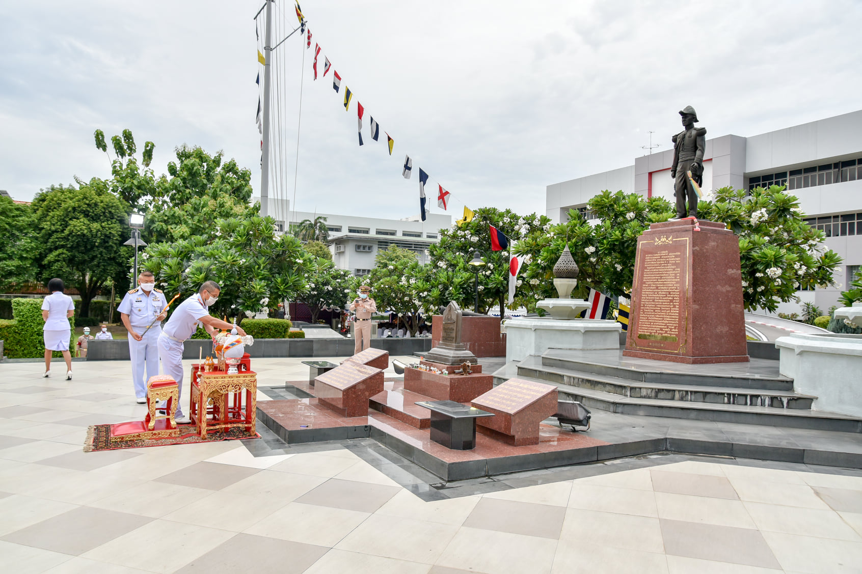 คณะผู้บริหาร รพ.ฯ ร่วมพิธีบวงสรวงพระบวรราชานุสาวรีย์พระบาทสมเด็จพระปิ่นเกล้าเจ้าอยู่หัว