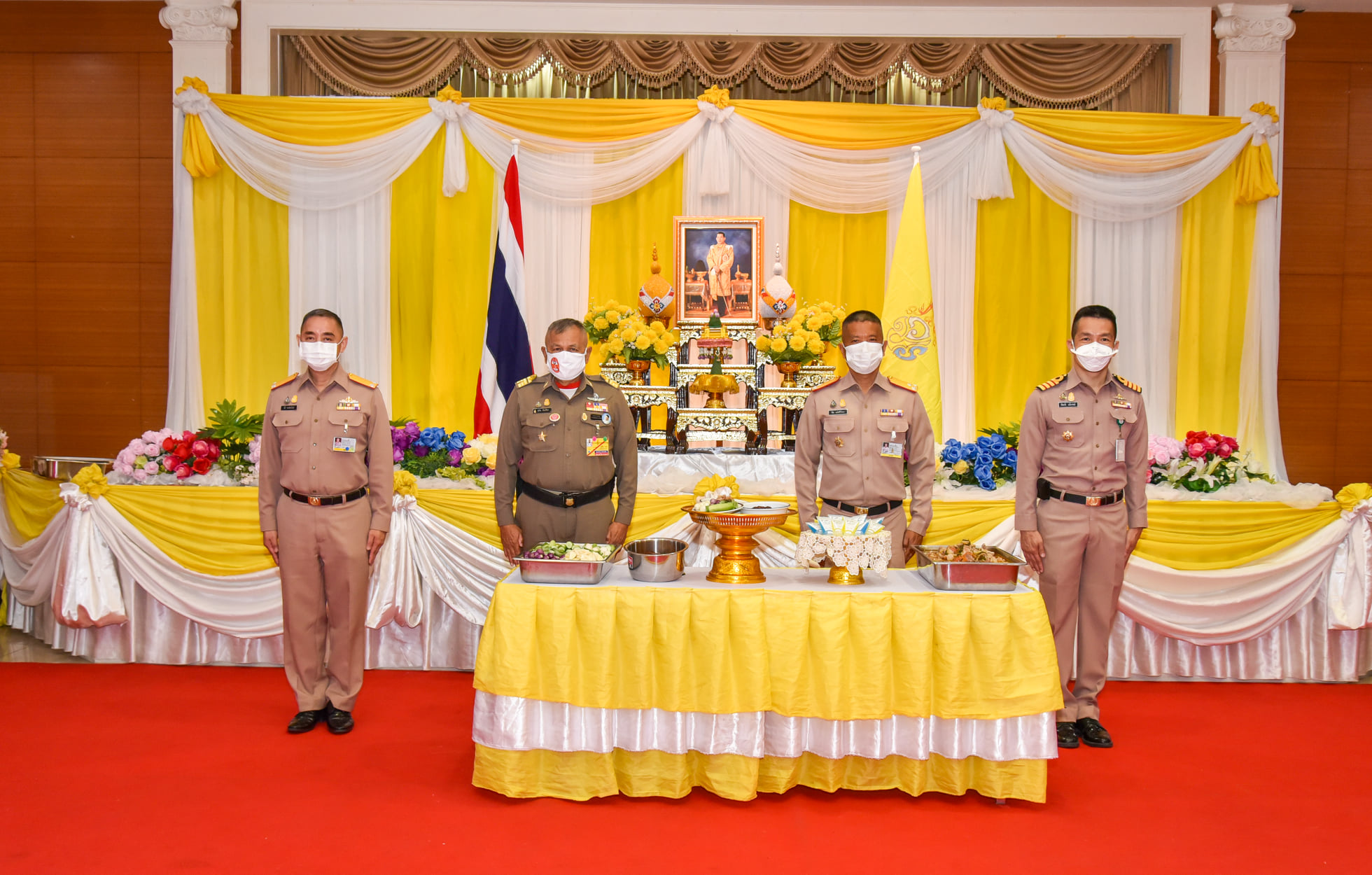 พระบาทสมเด็จพระเจ้าอยู่หัว ทรงพระราชทานอาหารและเจลแอลกอฮอล์ทำความสะอาดมือมอบให้บุคลากรโรงพยาบาลสมเด็จพระปิ่นเกล้า
