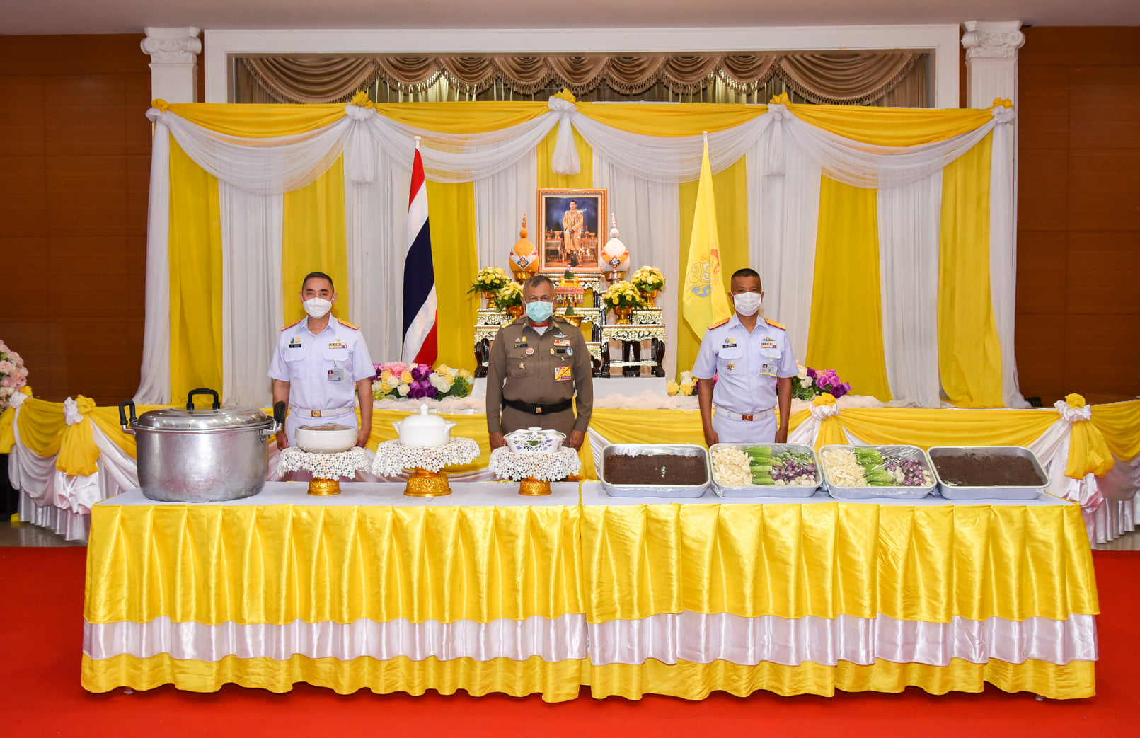 พระบาทสมเด็จพระเจ้าอยู่หัวและสมเด็จพระนางเจ้าสุทิดาฯ พระบรมราชินี ทรงพระราชทานอาหารมอบให้บุคลากรของโรงพยาบาลสมเด็จพระปิ่นเกล้า กรมแพทย์ทหารเรือ