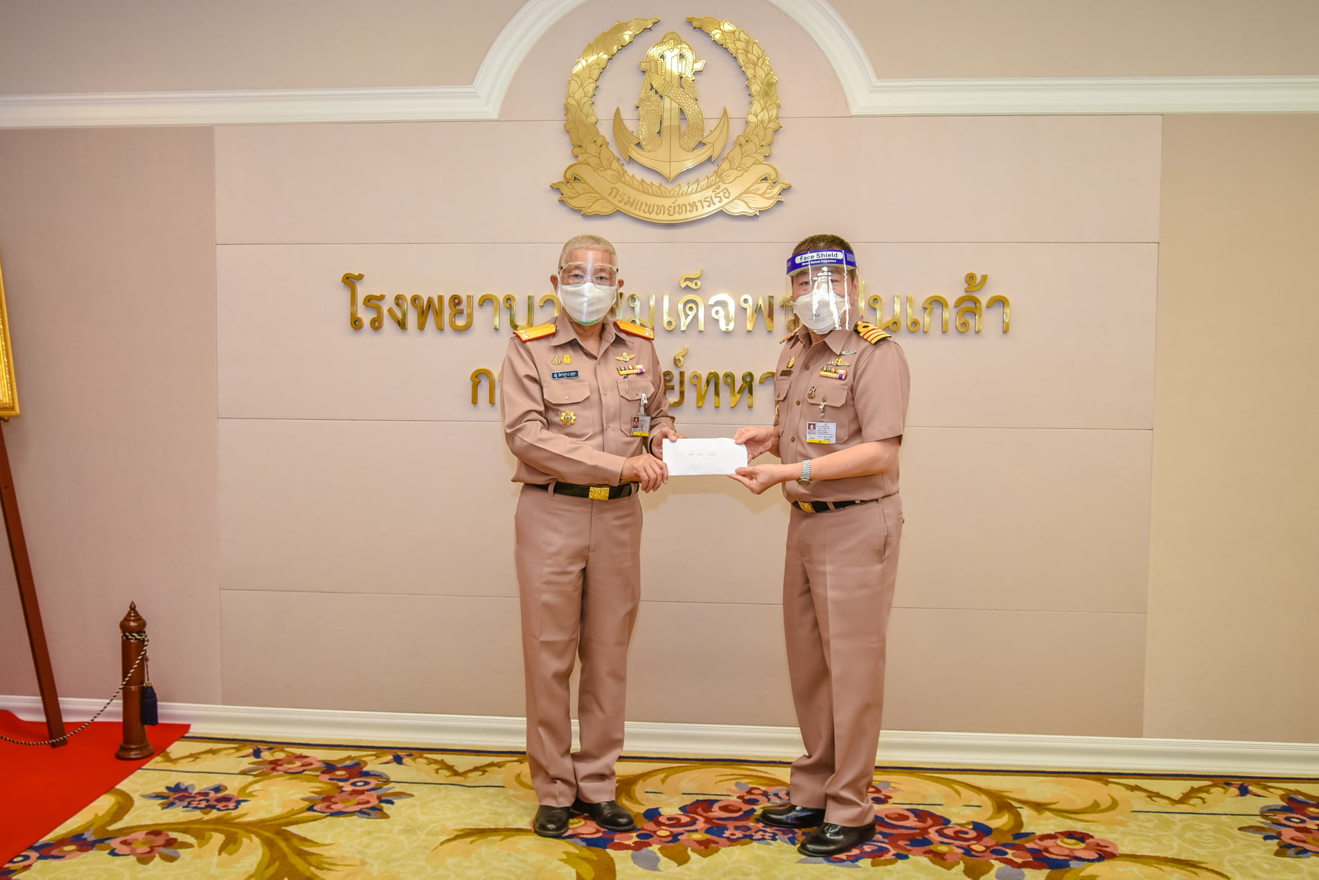 พลเรือโท วาสเทพ แพทยานนท์ มอบเงินบริจาค