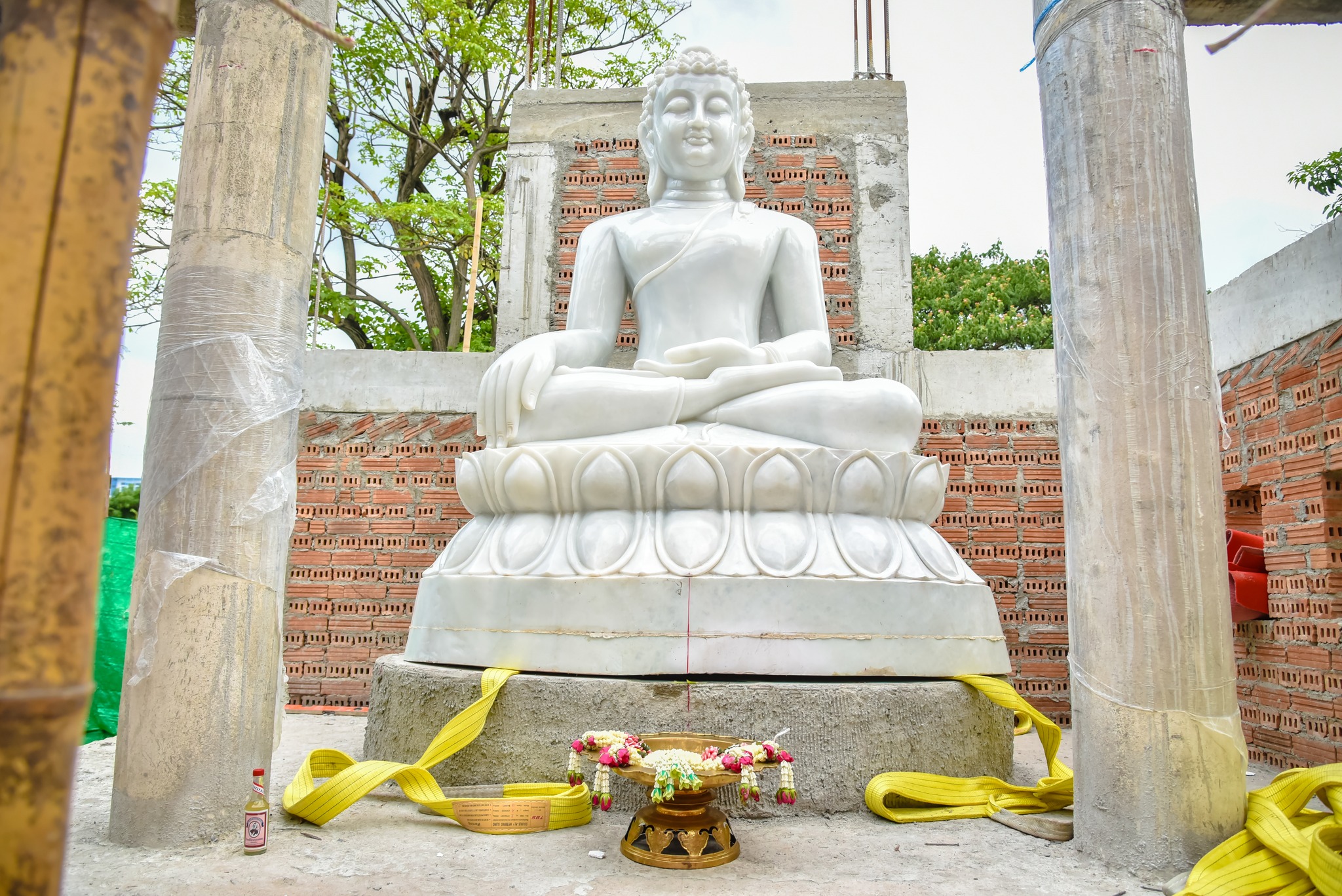 พิธีอัญเชิญพระพุทธวิสุทธิศาสดานิราพาธ (พระพุทธรูปหยกขาวแกะสลัก ปางมารวิชัย)