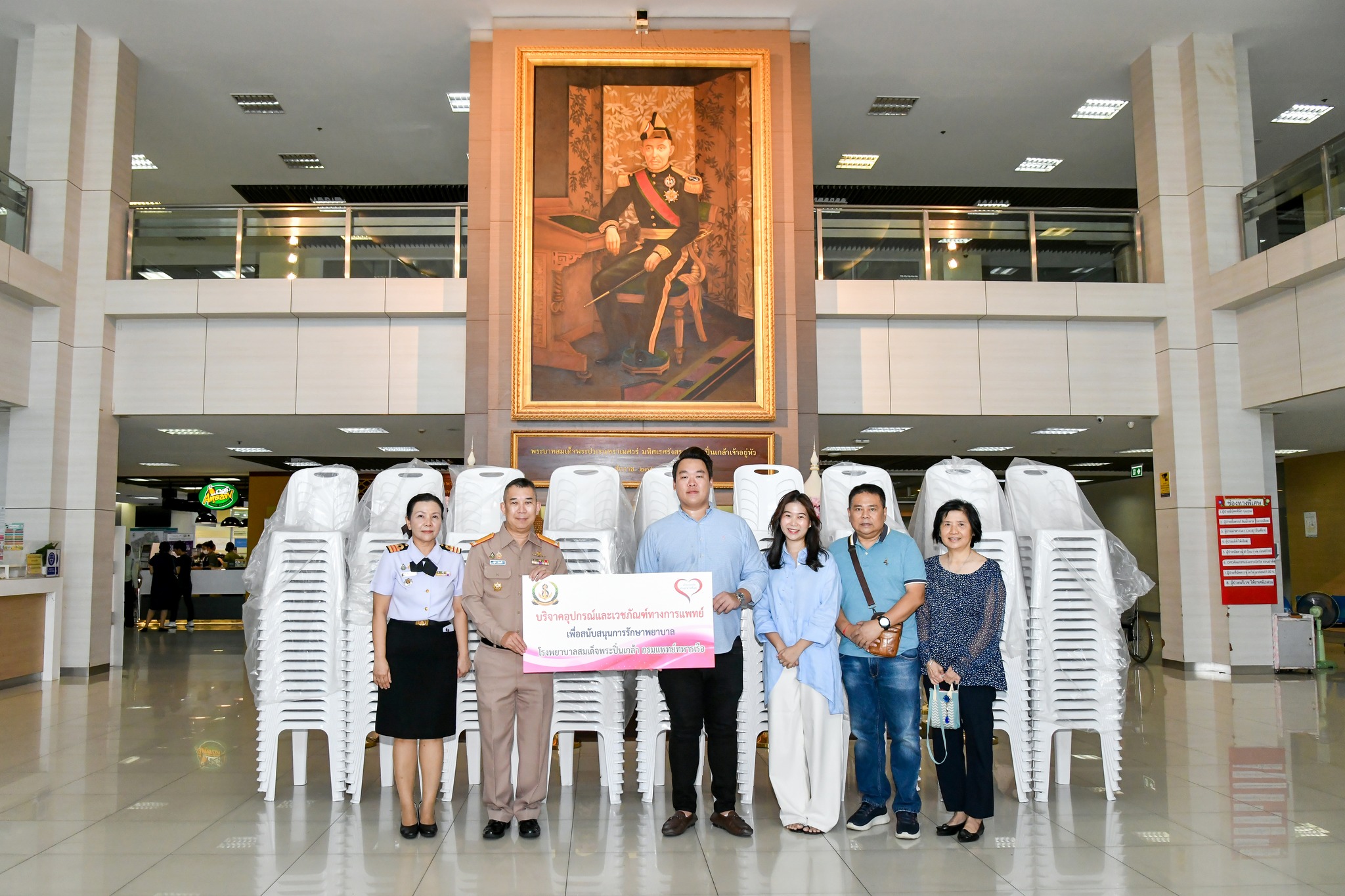 บริษัท มาสเตอร์ พี กรุ๊ป จำกัด มอบเก้าอี้พลาสติก