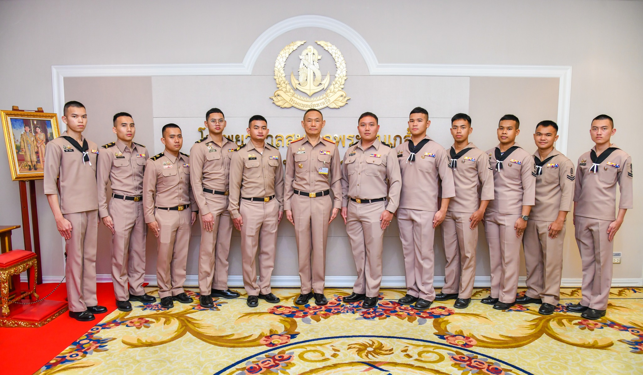 ผู้อำนวยการโรงพยาบาลสมเด็จพระปิ่นเกล้า แสดงความยินดีกับข้าราชการที่ได้รับการเลื่อนยศสูงขึ้น